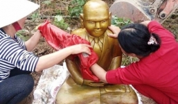 Tin mới về pho tượng lạ mặc vest màu vàng nằm dưới đầm tôm